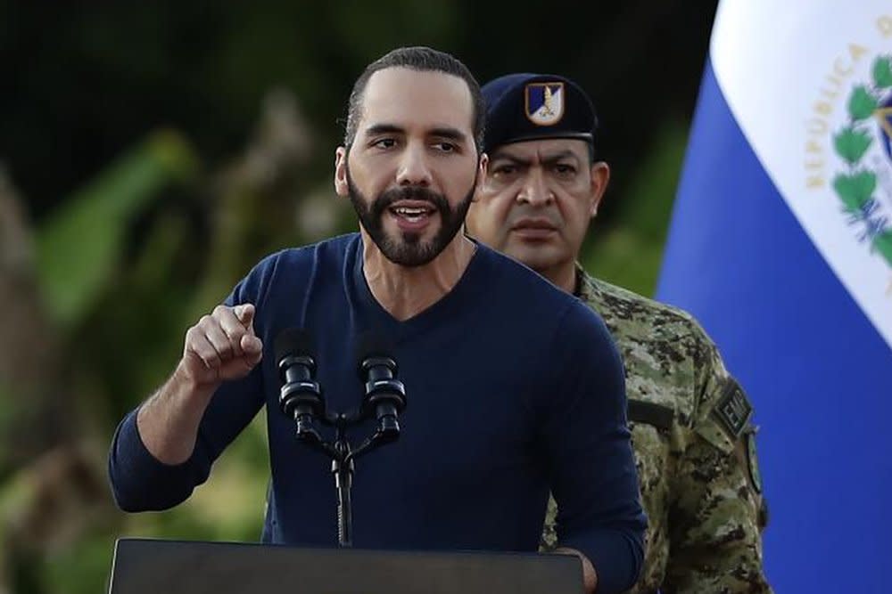 El presidente Nayib Bukele se dirige a oficiales del ejército en Ciudad Arce, El Salvador, 23 de noviemre de 2022