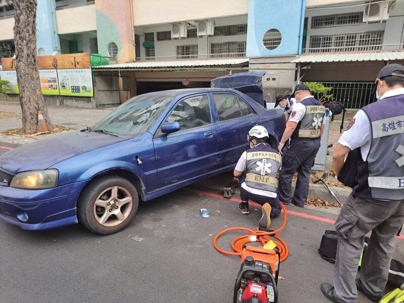 高雄男疑倒車失控 遭撞老翁命危 高雄市鼓山區18日發生行人遭車輛撞擊事故，8旬許 姓老翁行經青海路段稍作休息時，被陳姓駕駛倒車撞 上，當場失去生命跡象，已送醫急救。 （高雄市消防局提供） 中央社記者張已亷傳真 113年3月18日 