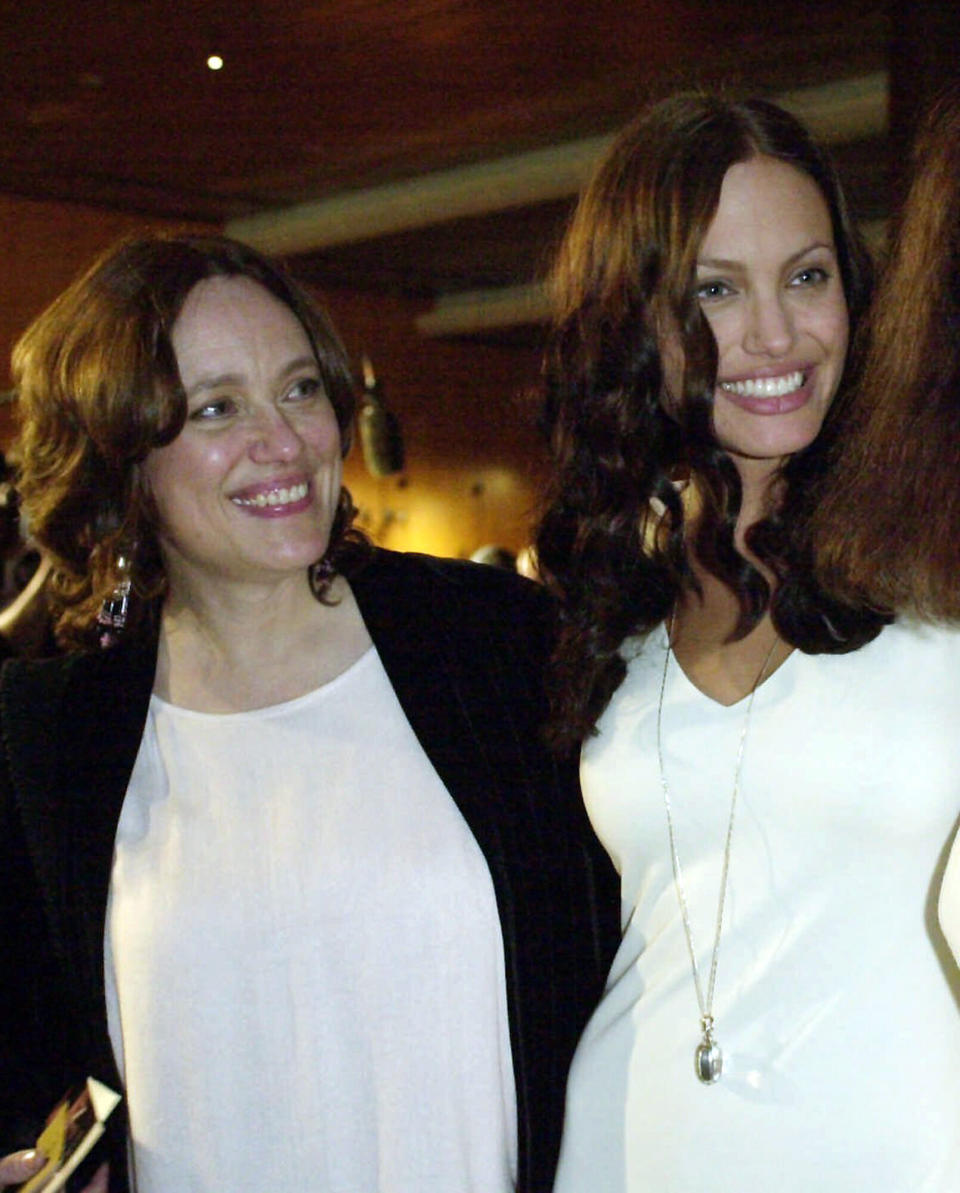 Angelina Jolie, right, and her mother Marcheline Bertrand, at a film premiere in Los Angeles in 2001. (Photo: ASSOCIATED PRESS)