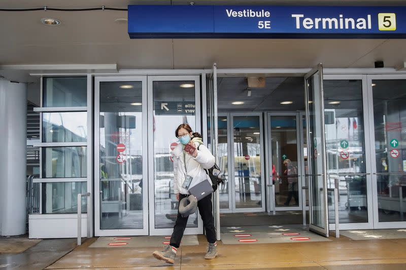 Passengers arrive at Chicago's O'Hare airport