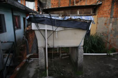 A water container is seen on the roof of a house in Brasilandia slum, in Sao Paulo February 11, 2015. REUTERS/Nacho Doce