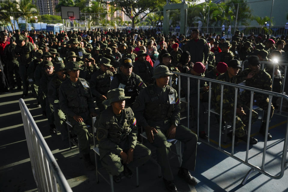 Personal militar espera su turno para votar en las elecciones presidenciales en Fuerte Tiuna en Caracas, Venezuela, el domingo 28 de julio de 2024. (AP Foto/Fernando Vergara)