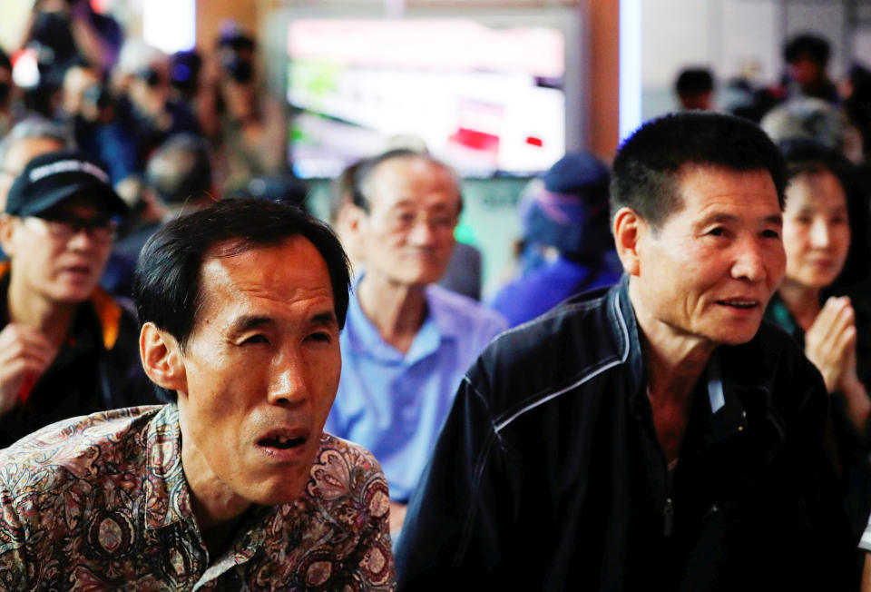 <p>South Koreans watch a news report on the summit between the U.S. and North Korea on Tuesday. (Photo: Kim Hong-Ji/Reuters) </p>