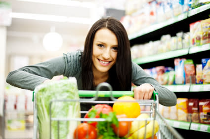 <b>En el supermercado, ve al fondo.</b> Durante tu recorrido por el supermercado también es importante no abocarte a buscar alimentos que se encuentren en el centro del mismo. Preferentemente, busca en las partes alejadas, pues es allí donde encontrarás productos agrícolas frescos que son muy nutritivos y a su vez económicos.