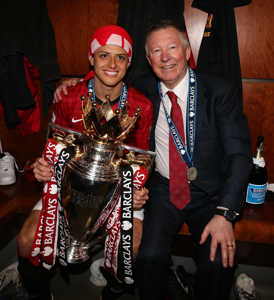 Javier ‘Chicharito’ Hernández y Alex Ferguson celebran la Premier League en 2013. (Getty Images).