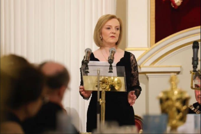 英外交大臣特拉斯( Liz Truss )被爆料，參加COP26時，心裡在想怎麼登上 Vogue雜誌。   圖：翻攝自特拉斯推特