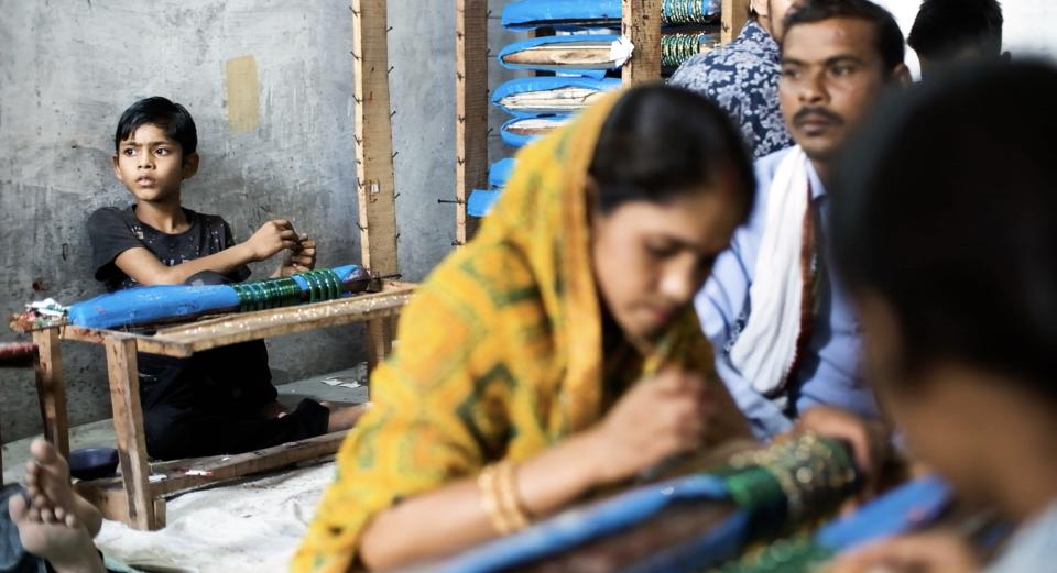 workers decorate bangles at home