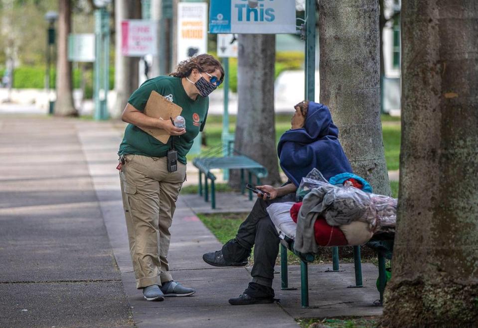 Maxie Espinosa, especialista en remisiones de la ciudad de Miami, trata de persuadir a una persona sin hogar en el downtown de Miami para que sea llevada a un refugio para que se quede antes del frío del fin de semana, el viernes 28 de enero de 2022.