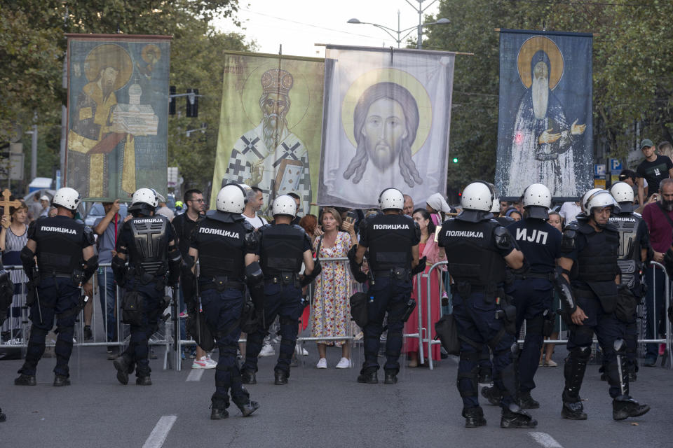 Manifestantes contra la comunidad LGBTQ+ sostienen imágenes religiosas en medio de una fuerte presencia policial y durante una marcha del Orgullo LGBTQ+ en Belgrado, Serbia, el sábado 9 de septiembre de 2023. (AP Foto/Marko Drobnjakovic)