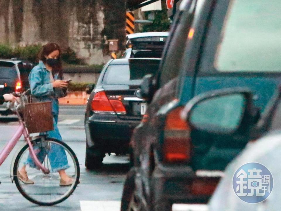 17:12 賴慧如先過了馬路，與男生距離越拉越大。