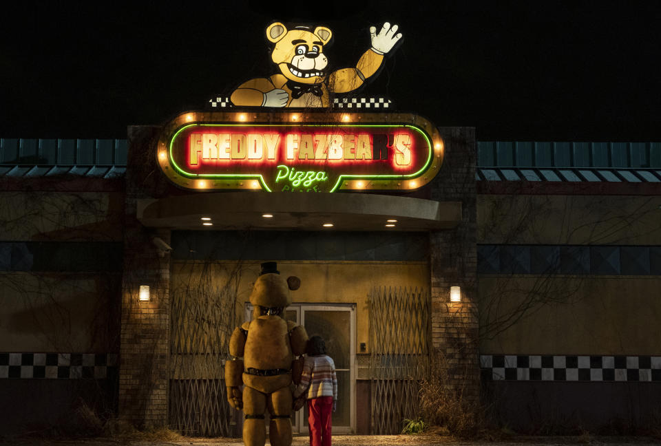 《佛萊迪餐館之五夜驚魂》改編自恐怖電玩遊戲。（圖／UIP）