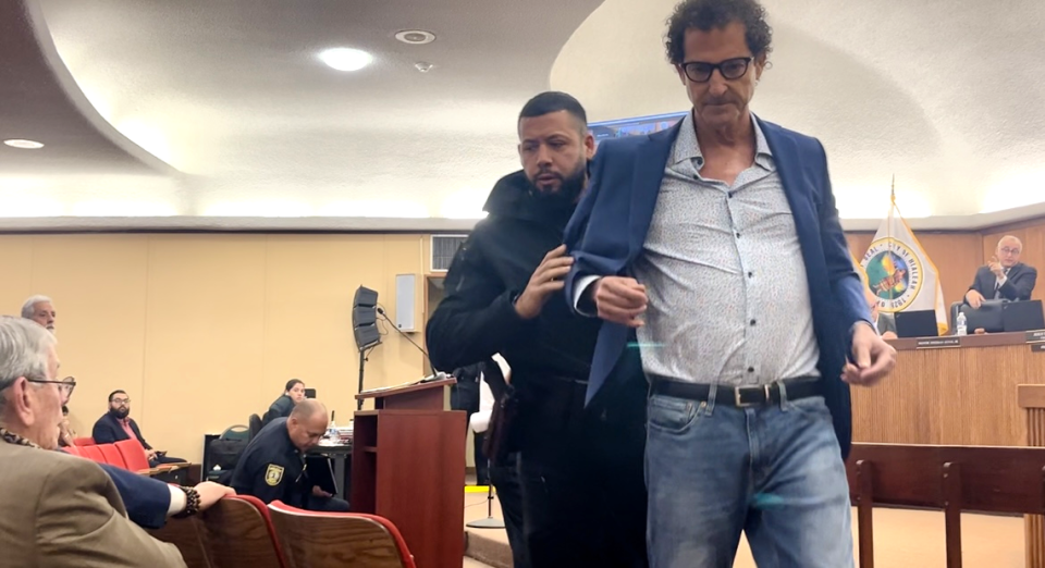 José Azze, residente de Hialeah fue expulsado por la policía del Ayuntamiento de la ciudad luego de que se negara a ceder el podio a otras personas, alegando que no le dejaban presentar cuatro fotografías que había enviado a la Secretaría Municipal el día anterior para intentar “salvar” el parque Three Friends que la ciduad intercambió por una casa, en beneficio de Navarro CVS Verónica Egui Brito/vegui@elnuevoherald.com