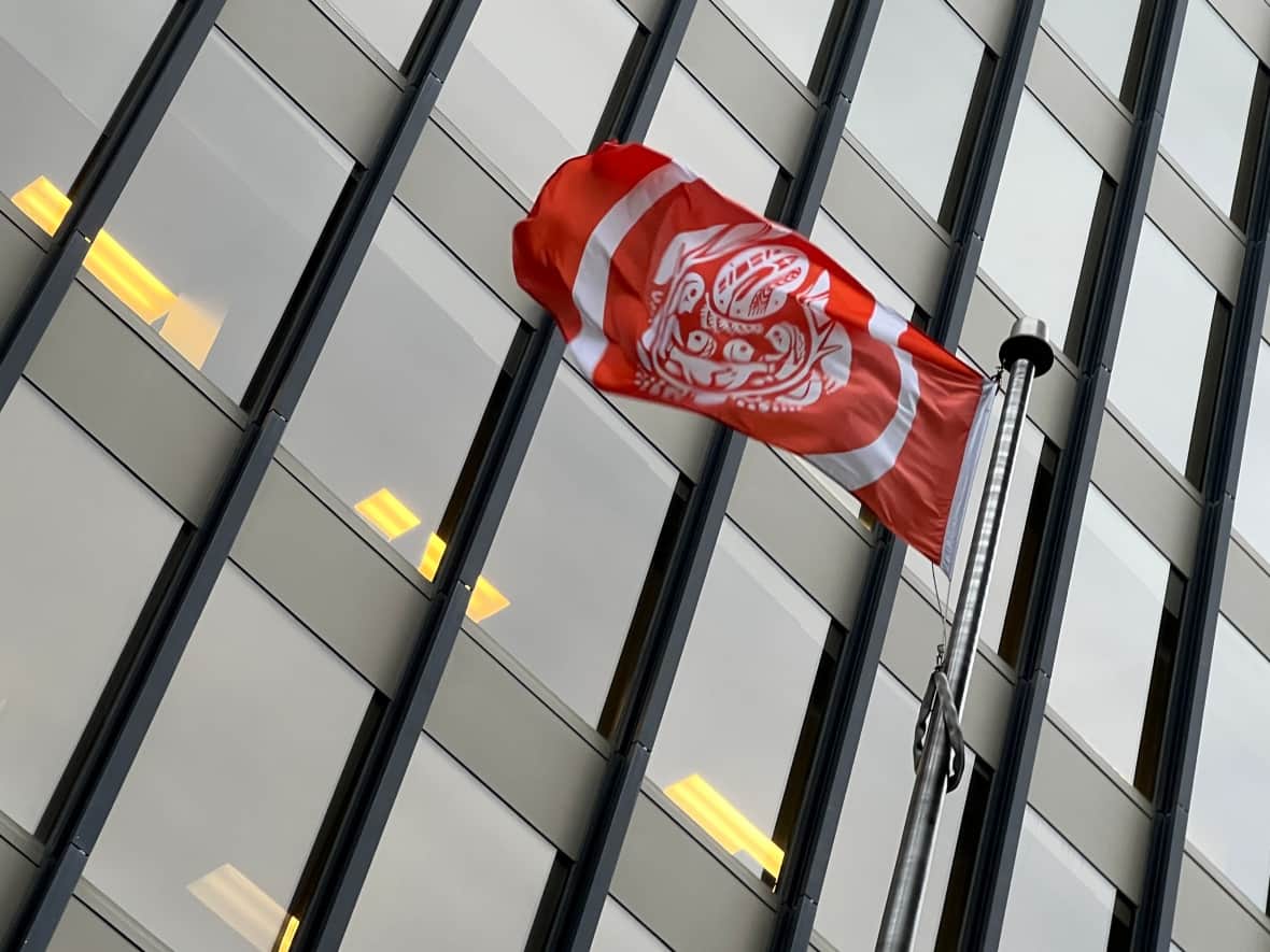 An orange flag flies on the flagpole of a federal building in Ottawa on Thursday. (Frédéric Pepin/CBC - image credit)