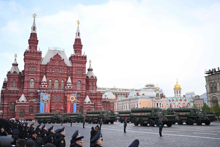 Una columna de sistemas de misiles rusos S-400 Triumf avanza en la Plaza Roja durante el desfile militar del Día de la Victoria