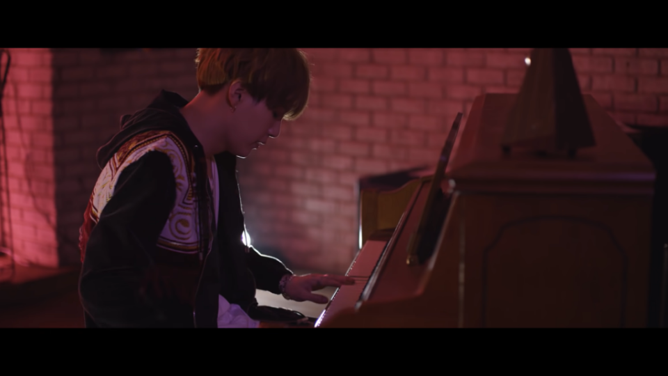 Suga過去也曾和褐色鋼琴拍過MV。（圖／翻攝自YouTube）