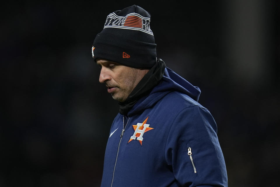 Houston Astros manager Joe Espada returns to the dugout after making a pitching change during the fourth inning of the team's baseball game against the Chicago Cubs, Wednesday, April 24, 2024, in Chicago. (AP Photo/Erin Hooley)