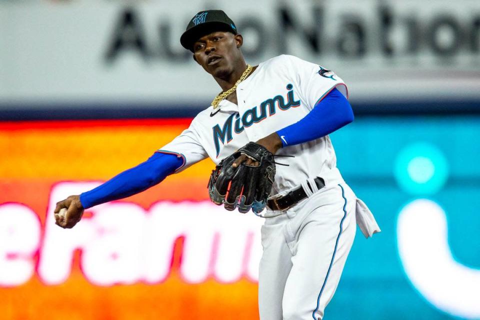El segunda base de los Miami Marlins, Jazz Chisholm Jr. (2), lanza la bola a la primera base durante la quinta entrada de un partido de la MLB contra los Washington Nationals en el parque loanDepot en el barrio de La Pequeña Habana de Miami, Florida, el miércoles 8 de junio de 2022.