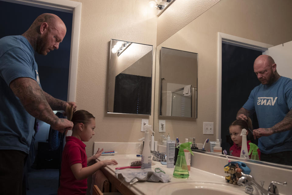 Gregory Pike ayuda a su hija Makayla, de 6 años, a prepararse para su día de escuela virtual en su casa cerca de Las Vegas, Nevada, el 1 de octubre de 2020. (Bridget Bennett/The New York Times)