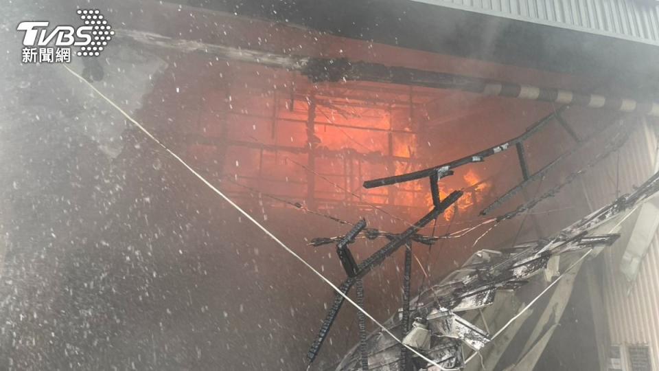 台中向上路一間知名燒肉店發生火警。（圖／TVBS）