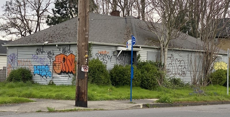 This derelict house on NE Fremont in Portland was sold at auction in Fall 2023. (April 8, 2024, KOIN)