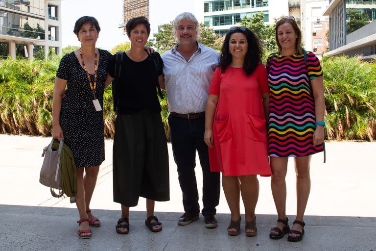 Parte de la delegación catalana, en su visita a Buenos Aires: Teresa Carranza, Nélida Falcó, Juan Pablo Kexel, Marina Marcos y Guadalupe Cejas, directora de la sala Badabadoc Teatre de Barcelona