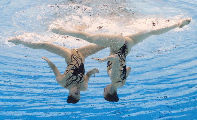 Foto del miércoles de las rusas Svetlana Kolesnichenko y Svetlana Romashina en la final de la prueba de nado sincronizado por parejas.