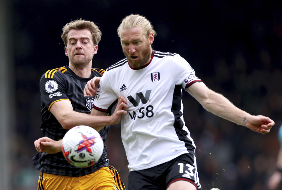 Patrick Bamford del Leeds United y Tim Ream del Fulham pelean por el balón durante el encuentro de la Liga Premier el sábado 22 de abril del 2023. (Steven Paston/PA via AP)