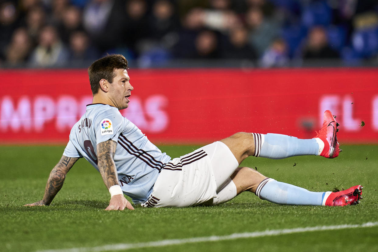 Fiódor Smolov, delantero ruso del Celta de Vigo, sentado en el suelo tras una jugada en un partido de su equipo.