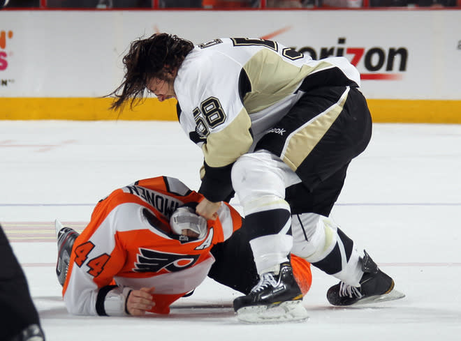 Kris Letang (#58) des Penguins de Pittsburgh se bat contre Kimmo Timonen lors du 3e match de la série face aux Flyers. (Photo: Bruce Bennett/Getty Images)