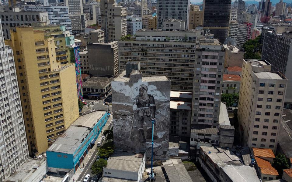 <p>Se encuentra en un edificio cercano a la Avenida Paulista, la principal calle que atraviesa la ciudad más grande de Brasil, y el artista espera remover conciencias entre sus habitantes. (Foto: Miguel Schincariol / AFP / Getty Images).</p> 