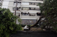 <p>MIA22. SAN JUAN (PUERTO RICO), 07/09/2017.- Vista de daños en el barrio de Santurce tras el paso del huracán Irma, hoy jueves, 7 de septiembre de 2017, en San Juan (Puerto Rico). El gobernador de Puerto Rico, Ricardo Rosselló, informó hoy que fallecieron tres personas en hechos relacionados con las malas condiciones climatológicas causadas por el paso del huracán Irma, mientras que los mayores incidentes que se han registrado son árboles y postes eléctricos caídos. EFE/Thais Llorca </p>