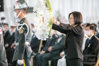 蔡總統向忠烈英靈致祭。（軍聞社記者莊家宏攝）