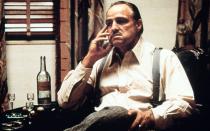 "Ich mache ihm ein Angebot, das er nicht ablehnen kann" - Nicht nur mit diesem Satz schrieb Marlon Brando in "Der Pate" 1972 Filmgeschichte. Seinem Don Vito Corleone ist jedes Mittel recht, um seine Macht, seinen Einfluss und seine Geschäfte zu sichern. Aber ist Brandos Figur tatsächlich der Pate schlechthin? Darüber lässt sich streiten - genauso wie über unsere ganz subjektive Liste der zehn fiesesten Mafia-Bosse aller Zeiten ... (Bild: Paramount Pictures)