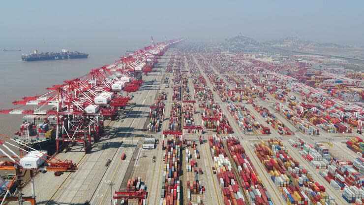 Das Containerdock des Yangshan-Hafens ist trotz Coronakrise gut gefüllt. Foto: dpa