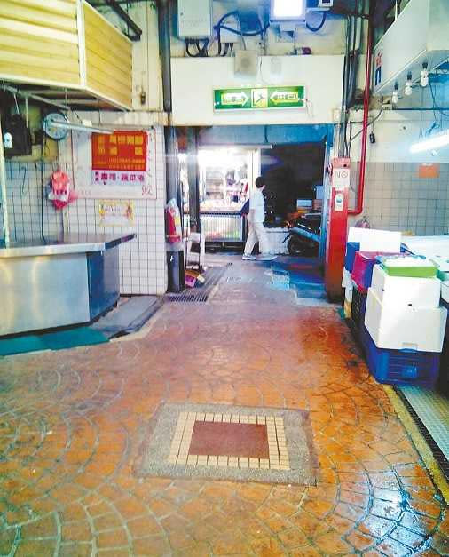 台北東門市場巷弄狹窄，沒有衛生下水道，里長要求盡快改建，但中繼站一直談不攏。（圖／報系資料照）