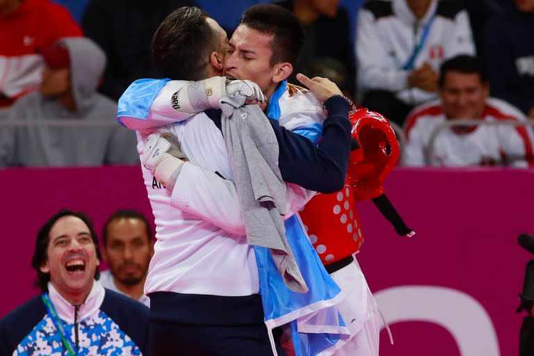 Lucas Guzmán, con la bandera argentina, es pura felicidad tras ganar la medalla de oro en Lima 2019