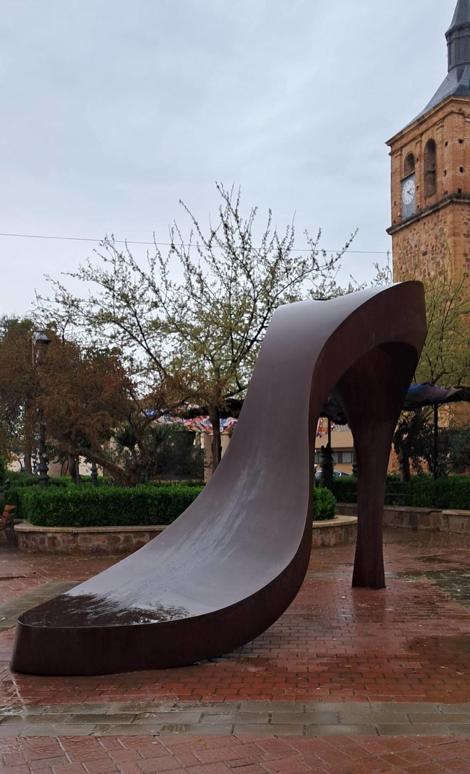 El icónico tacon de la película de Almodóvar “Tacones Lejanos” en Calzada de Calatrava, como parte de la Ruta almodovariana. Fotos cortesía/Ana Lucía Ortega