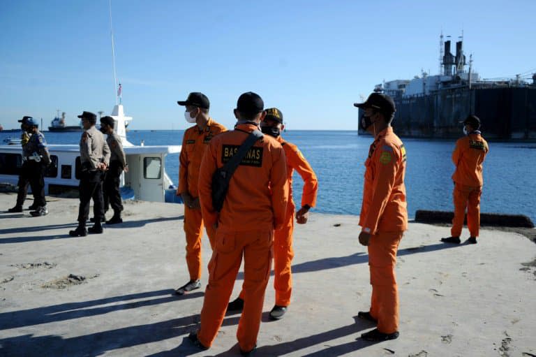 Des membres de l'Agence de sauvetage en Indonésie se préparent à prendre part aux recherches du sous-marin indonésien disparu au large de Bali, dans le port de Celukan Bawang port le 22 avril 2021 - SONNY TUMBELAKA © 2019 AFP