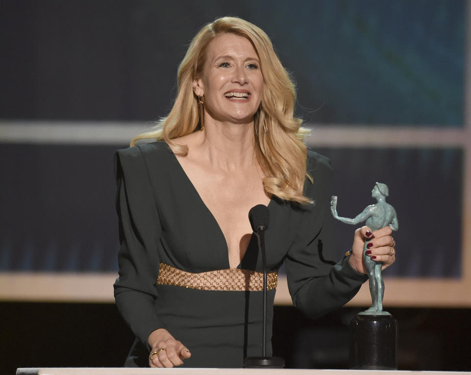 Laura Dern recibe el Premio SAG a la mejor actriz de reparto por "Marriage Story" el domingo 19 de enero del 2020 en Los Angeles. (Foto/Chris Pizzello)