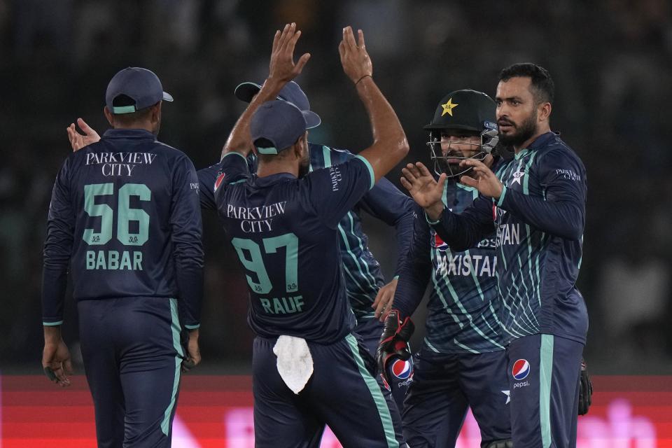 Pakistan's Mohammad Nawaz, right, celebrates with teammates after the dismissal of England's Ben Duckett during the fourth twenty20 cricket match between Pakistan and England, in Karachi, Pakistan, Sunday, Sept. 25, 2022. (AP Photo/Anjum Naveed)
