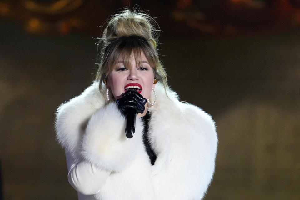 ARCHIVO - Kelly Clarkson durante una presentación en la ceremonia de iluminación del árbol de navidad del Rockefeller Center en Nueva York el 29 de noviembre de 2023. Clarkson está nominada al Grammy a mejor álbum pop vocal por "Chemistry". (Foto Charles Sykes/Invision/AP, archivo)