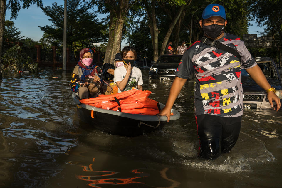 Volunteers scramble to help flood victims 'Malaysians of different