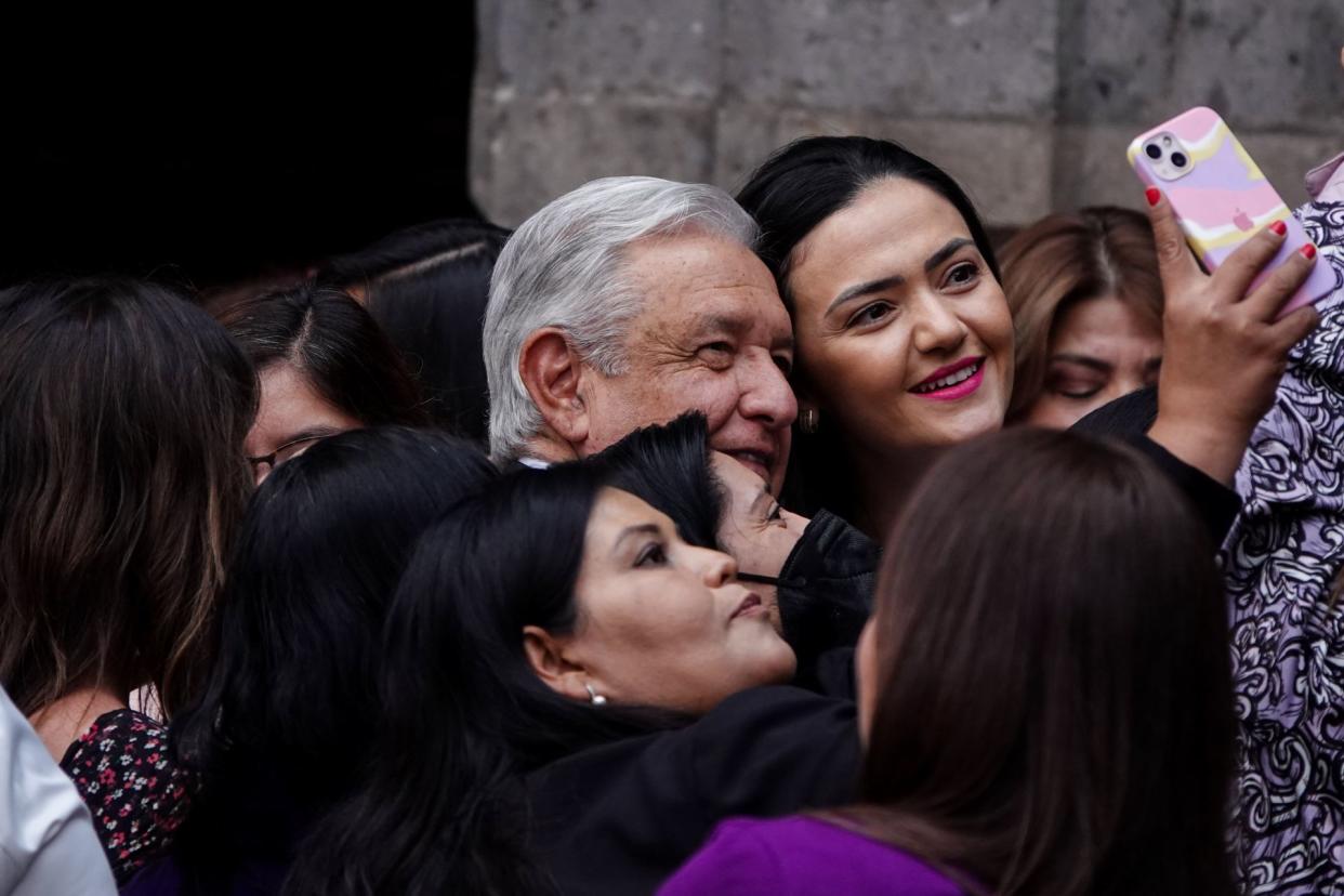 Andrés Manuel López Obrador (AMLO), presidente de México,  al término de un evento por el Día Internacional de la Mujer en 2022, en Palacio nacional.  | FOTO ARCHIVO: GALO CAÑAS/CUARTOSCURO.COM