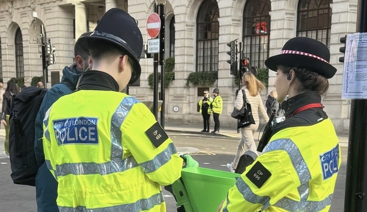 Police dish out advice to cyclist near Bank Junction    (City of London Police )