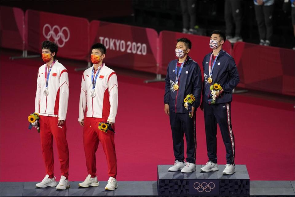東奧／麟洋配讓中國選手站著聽台灣國旗歌　謝長廷讚選手「贏得金牌也贏得尊嚴」
