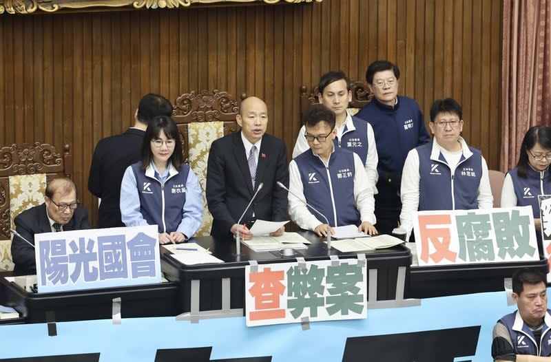 韓國瑜（前左3）約在晚間11時46分宣布休息散會，預計24、28日院會續審國會改革相關法案。中央社
