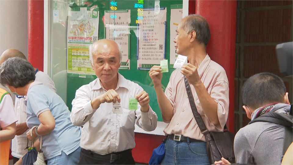 郵局發號碼牌給領券民眾。（圖／民視新聞）