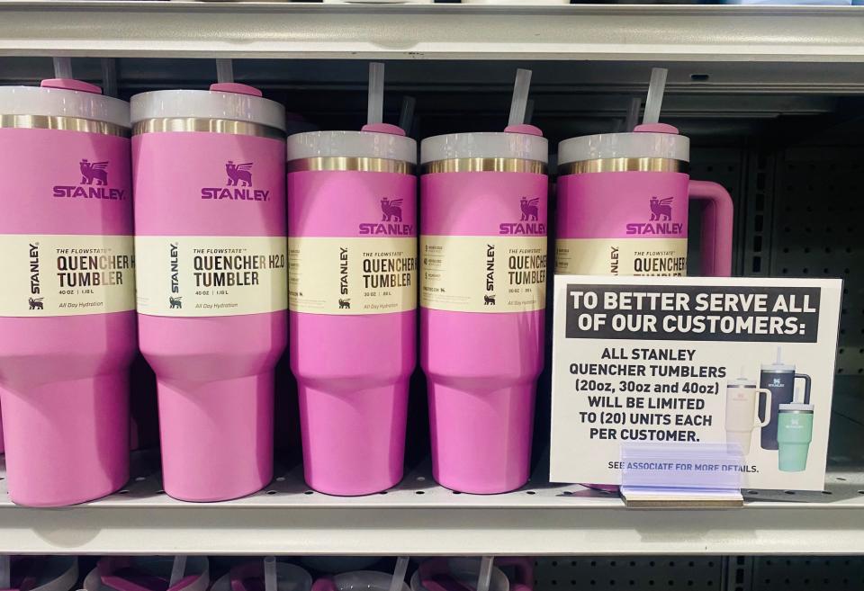 Un letrero alerta a los clientes sobre su límite de compra de botellas de agua Stanley en una tienda de artículos deportivos en Pasadena, California, el 24 de enero de 2024. Se reportan hurtos mayores, estampidas de clientes y despidos de empleados por robarlas. Foto de FREDERIC J. BROWN/AFP vía Getty Images