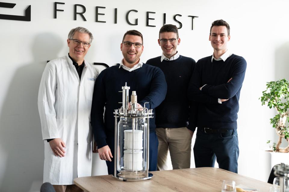 Obwohl sich Frank Thelen (l.) eher für Software begeistert, fließt sein Geld diesmal in ein Hardware-Startup. Die Biothrust-Gründer freut es (v.l.n.r.): Patrick Bongartz, Konstantin Kurz und Moritz Meyer. - Copyright: Biothrust