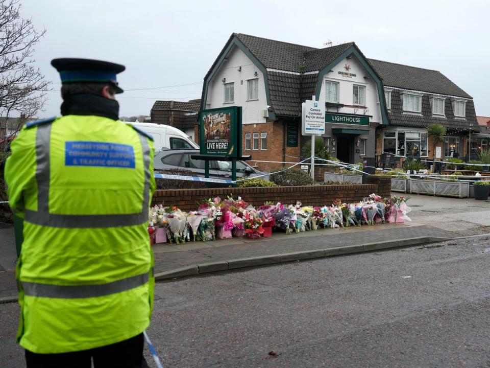 Die Polizei bewacht die Kneipe, in der nach dem Mord Blumen niedergelegt wurden (Getty Images)